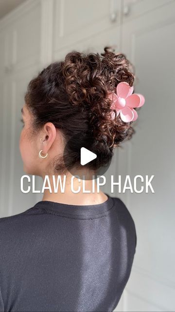 Curly Hair Updos With Claw Clips, Fancy Claw Clip Updo, Hair Claw Clip Hairstyles Curly, Hairclaw Hairstyles Curly Hair, Claw Clip For Short Curly Hair, Curly Hair In A Claw Clip, Claw Clip Hairstyles Short Curly Hair, Curly Hair With Hair Clips, Short Curly Hair Claw Clip