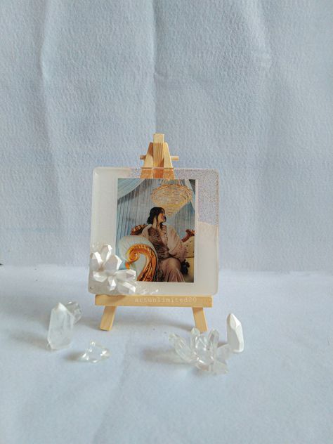 Diy Resin Gifts, Mini Photo Frames, Resin Crafts Tutorial, Resin Frame, Resin Design, Resin Artwork, Mini Frames, Diy Resin Art, Art Resin