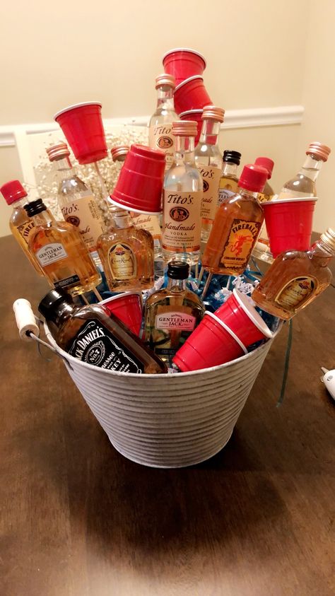 Alcohol Gift Basket Christmas, Beer Basket Ideas For Men, Alcohol Centerpieces, Shooter Bouquet, Alcohol Baskets Ideas, Booze Basket Ideas, Alcohol Basket Ideas, Alcohol Bouquet For Men, Shooter Bouquet Alcohol