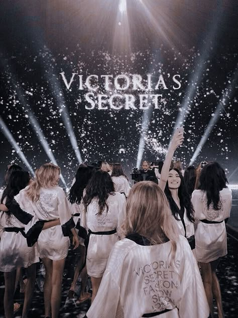 Victoria Secret Poster, Vs Models Aesthetic, فيكتوريا سيكريت, Profumo Victoria Secret, Victoria's Secret Aesthetic, Angel Posters, Victoria Secret Wallpaper, Fashion Dream Job, Victoria Secret Show