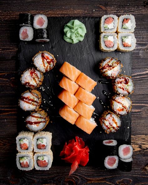 Sushi Platter Presentation, Sushi Plating, Sushi Presentation, Sushi Dinner Party, Sushi Photography, Sushi Photo, Sushi House, Japanese Food Photography, Salmon Sushi Rolls