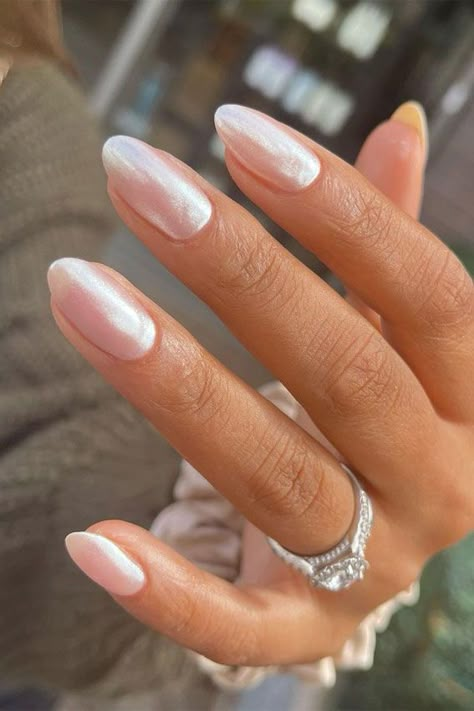 Hailey Bieber Nails On Short Nails, Builder Gel Wedding Nails, French Tip Hailey Bieber Nails, Best Colour For Nails, Nails Colours 2023, Hailey Bieber Nails Pearl Short, Soft Pearl Nails, Hailey Baldwin Style Nails, Almond Colour Nails