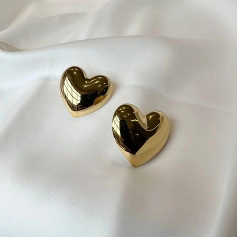 Heart Earrings Gold, Heart Shape Jewelry, Gold Pendants For Men, Heart Accessories, 3d Heart, Jewelry Accessories Ideas, Heart Shaped Earrings, Classy Jewelry, Jewelry Lookbook