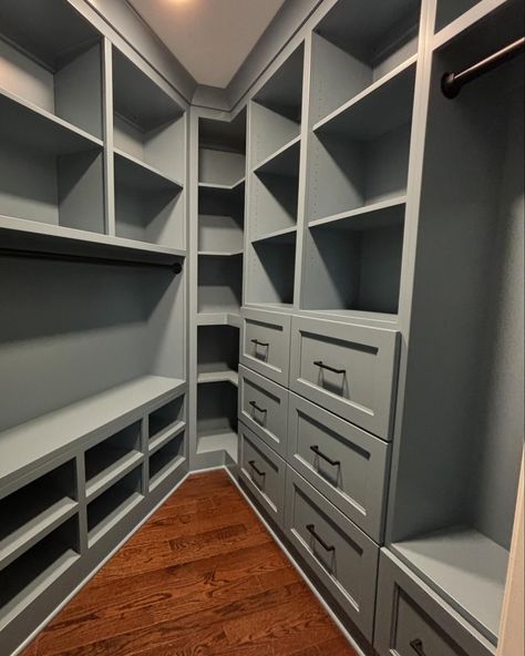 Never underestimate maximizing a closet to make the best use of it. This closet has a triangular footprint, so I had to get creative laying it out to make sure there was plenty hanging space, open shelves for sweatshirts, jeans, linens, towels, etc. and cubby shelves for shoes and then some drawer storage. We sure got all of it in here. Not in this photo, but there is more hanging space and a tilt out laundry bin. I plan to share that in a later post. Layout/design: @beyoutybrandliving Custom... Sweatshirt Storage Ideas, Closet Corner Ideas, Corner Shoe Storage, Shelves For Shoes, Closet Corner, Post Layout, Cubby Shelves, Corner Ideas, Laundry Bin