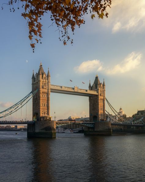 Tower Bridge, London, England ⠀ Tower Bridge is an iconic landmark located in London, England. It is a combined bascule and suspension bridge that crosses the River Thames. The bridge is known for its impressive architecture and stunning views of the city. ⠀ ⠀ ⠀ #London #England #TowerBridge #RiverThames #Landmark #Iconic #Architecture #TouristAttraction #Cityscape #TravelDestination #British #Historic #EngineeringMarvel #VisitLondon #ExploreEngland London England Aesthetic, London Icons, England Aesthetic, London Souvenirs, Iconic Architecture, Tower Bridge London, London Architecture, London Landmarks, Things To Do In London