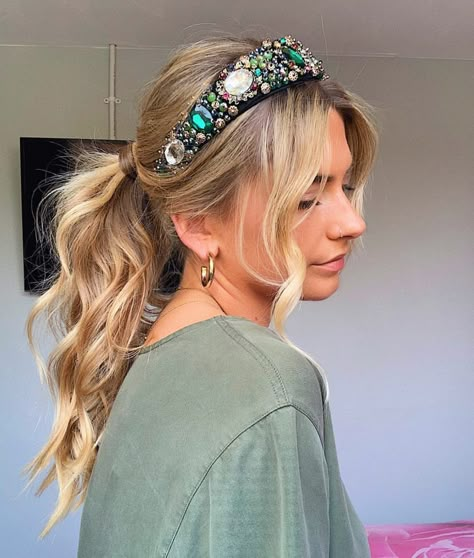 Wear A Headband, Updo With Headband, Pearl Bridal Headband, Bold Makeup Looks, Chic Headband, Twist Ponytail, Headband Outfit, Jeweled Headband, Peinados Recogidos