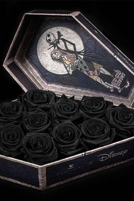 Disney Roses, Jack Y Sally, Disney Presents, Bouquet Box, Dark Wedding, Rose Arrangements, Black Roses, Disney Lover, Jack And Sally