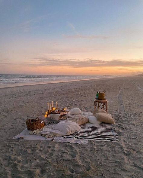 Romantic Picnic Ideas For Couples, Beach Birthday Aesthetic, Beach Picnic Proposal, Wedding Basics, Beach Picnic Aesthetic, Beach Engagement Party, Seasons Aesthetic, Romantic Beach Picnic, Picnic Proposal