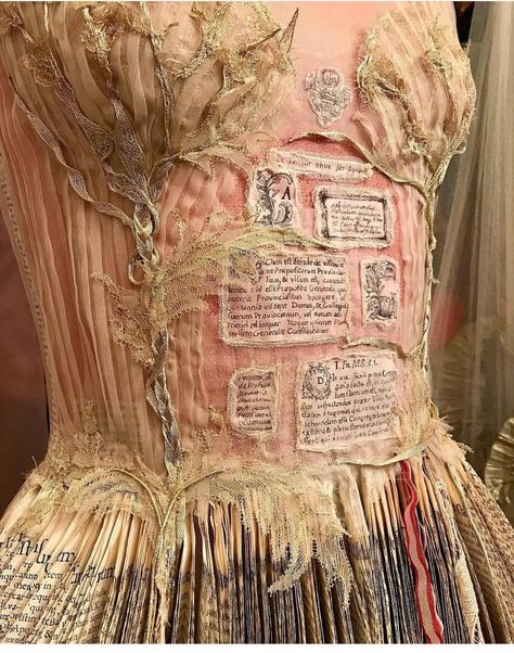 Teagan Core, Trashion Fashion, Harry Clarke, Book Dress, Diy Things, Interesting Ideas, Fantasy Fashion, Old Books, Mode Vintage