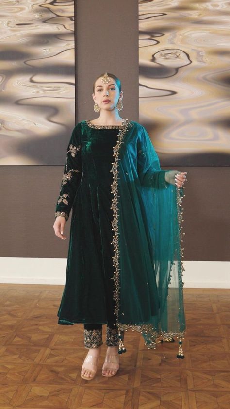 Bottle Green Velvet Dress, Matching Suit Designs, Sleeve Work Design, Gulnaaz Fashion, Bottle Green Outfit, Green Classy Dress, Classy Velvet Dress, Velvet Fancy Dress, Valvet Dress