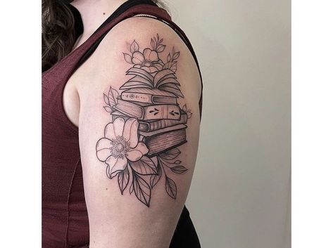 Book Inspired Tattoos, Reading Tattoo, Book Lover Tattoo, Rabe Tattoo, Bookish Tattoos, Literary Tattoos, Tattoos With Kids Names, 4 Tattoo, Classy Tattoos