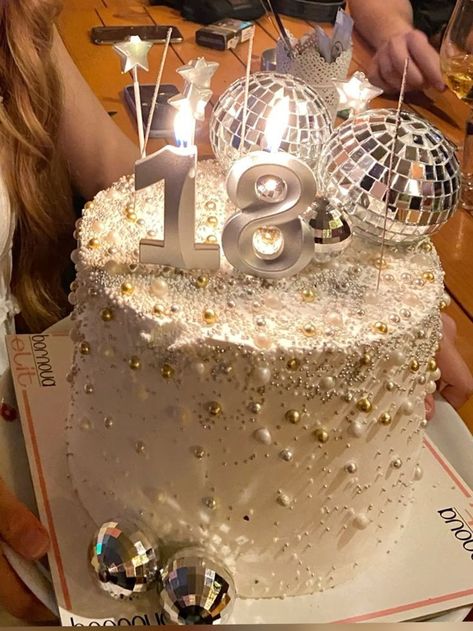 Cake Idea 18th Birthday, Birthday Cake Sweet 16 Aesthetic, 18th Birthday Cake Disco, Sweet 16 Bday Cake Ideas, 18th Party Food, Disco Cake Aesthetic, 18th Bday Party Decorations, Aesthetic Cakes For 18th Birthday, 18th Birthday Ideas Cake