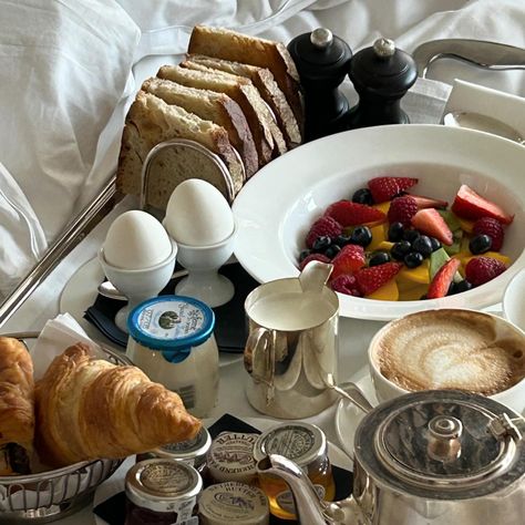 Breakfast In Bed Ideas For Boyfriend, Coffee Morning Ideas, Hotel Breakfast In Bed, Hotel Breakfast Aesthetic, Bed In Breakfast, Bed And Breakfast Aesthetic, Breakfast In Bed Aesthetic, Bed And Breakfast Ideas, Birthday Breakfast In Bed