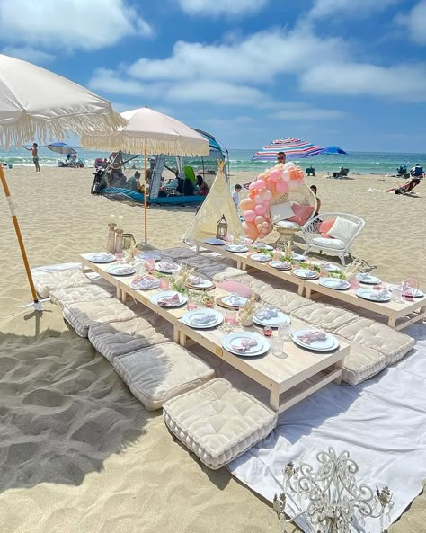 Beach Picnic Decor Ideas, Luxury Picnic Beach, Birthday Picnic At Beach, Boho Beach Party Ideas, Beach Picnic Bday Party Ideas, Beach Party Ideas At The Beach, Cute Beach Birthday Set Up, Beach Picnic Gender Reveal, Sweet 16 Beach Picnic