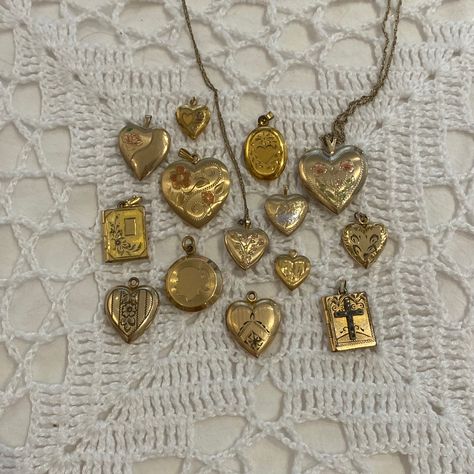 Vintage Celestial Jewelry, Grandma Jewelry Aesthetic, Vintage Jewelry Necklaces, Dream Jewelry Silver, Vintage Jewellery Aesthetic, Aesthetic Vintage Jewelry, Locket Aesthetic, Cute Trinkets, Pretty Trinkets