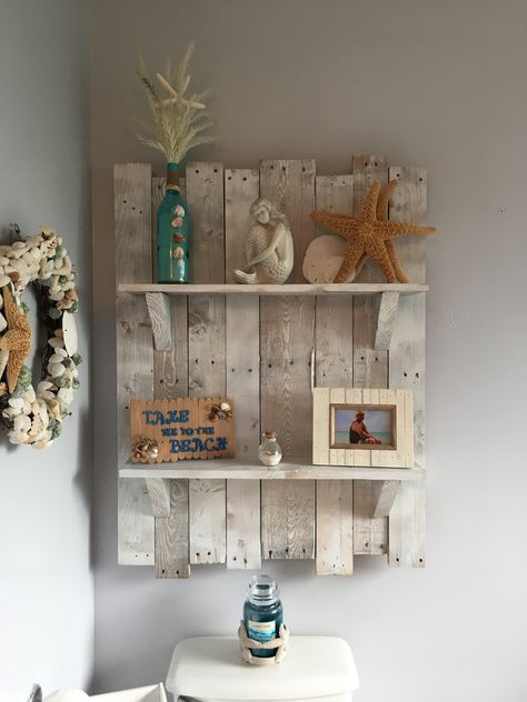 Beachy, rustic pallet shelf Beachy Shelf Decor, Beachy Shelf, Seaside Decorating, Brown Wood Bed, Pallet Projects Bedroom, Diy Shelves Bathroom, Beach Farmhouse, Beachy Bedroom, Pallet Shelf