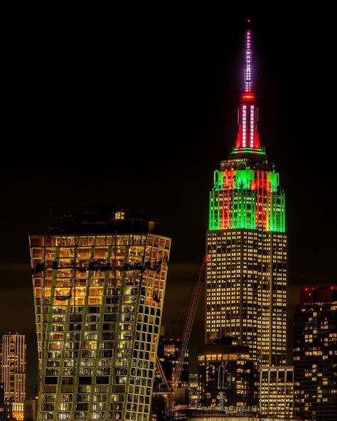 Empire State Building en X: "Keeping the Christmas spirit alive Text CONNECT to 274-16 to get alerts on our Lights! Watch tonight's lighting here: https://t.co/O9J9aS1frk 📷: peterpraum/IG https://t.co/tQRsa0megl" / X Christmas Nyc, I ❤ Ny, Empire State, Empire State Building, Christmas Spirit, In A Heartbeat, The Christmas, New York Skyline, New York City