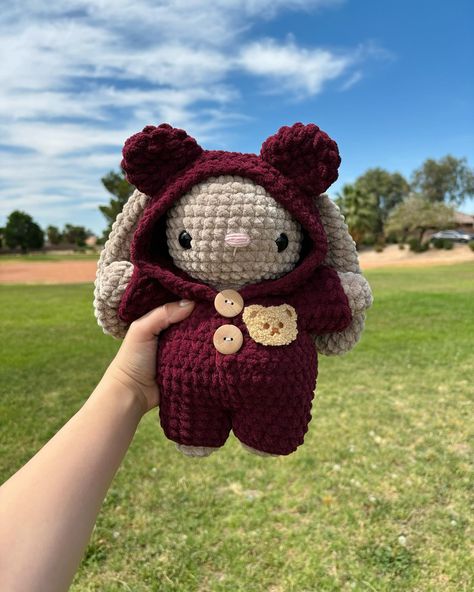 🧸 Teddy Bunny 🧸 This little bunny is wearing a removable hooded onesie, with little bear ears on top 🤎 I also added this little bear patch on the onesie as well as these adorable wooden buttons 🫶🏻 This bunny will be a part of my very first plushie drop which I’m SO excited about, though I don’t have a set date yet as I’m working on a new website 🫧 I will also be releasing the mod for the bunny onesie later on today so keep a lookout for that! 🧸 This bunny will also be available for p... Bunny Hood Crochet, Crochet Teddy Clothes, Stuffed Animals With Clothes, Crochet Bunny With Clothes, Crochet Teddy Bears, Teddy Bear Onesie, Teddy Crochet, Diy Animals, Amigurumi Teddy Bear