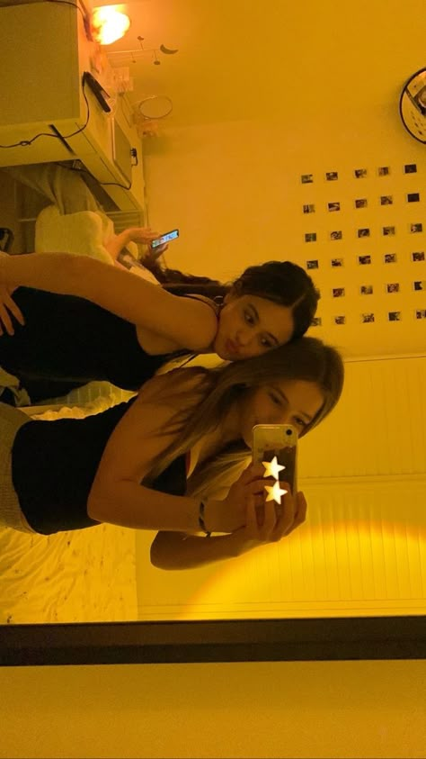 Mirror Pic Poses With Friends, Bsf Picture Ideas, Pictures To Take With Your Best Friend At Home, Cute Mirror Pics With Bestie, Instagram Posts With Friends, Best Friends Photos Instagram, Girl And Girl Best Friends, Insta Story Inspo Friends, Bsf Mirror Pics