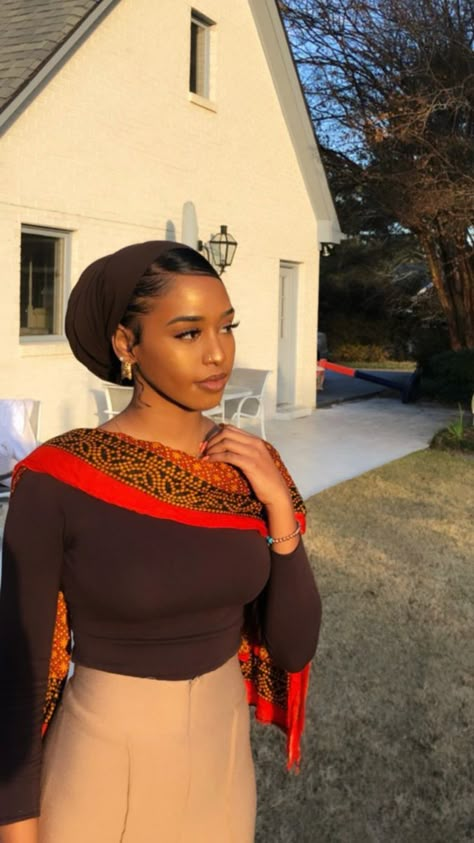 Outfits With Head Scarves Black Women, Black Women Headwraps, Head Scarf Designs, White Headwrap Black Women, Doek Outfit Ideas, Head Scarfs Ideas, Trendy Muslim Outfits, Head Wrap Hairstyles, Head Wrap Outfit