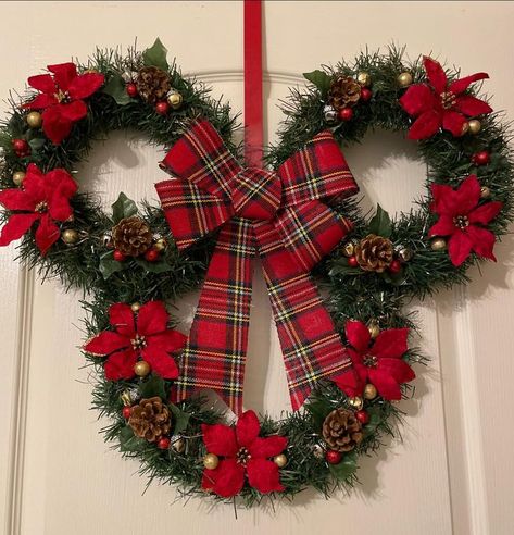 Diy Mickey Mouse Wreath Christmas, Mickey Mouse Mini Christmas Tree, Christmas Decor Ideas Mickey Mouse, Disney Christmas Ideas Decoration, Diy Christmas Disney Decorations, Mickey Mouse Christmas Ideas, Diy Mickey Wreath Christmas, Mickey Mouse Door Wreath, Disney Door Decorating Contest