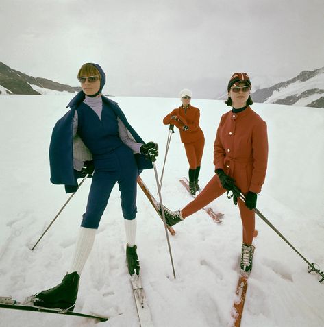 Vintage Skiing Aesthetic, Perfect Moment Ski, Vintage Ski Photos, Ski Sweaters, Apres Ski Boots, Apres Ski Outfits, Skiing Aesthetic, Apres Ski Style, Ski Aesthetic