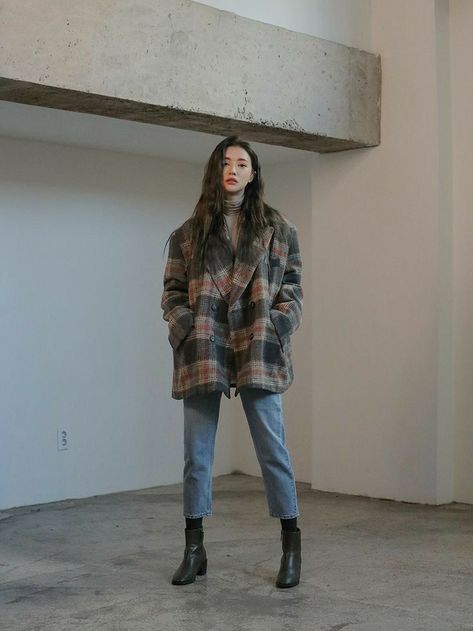 To plan an outfit as cute at this one-Download the hottest outfit planning app #whatwearwhen in the app store✨ Digitize your closet and create outfits from the palm of your hand! Outfit Ideas Korean, Checked Jacket, فستان سهرة, Korean Girl Fashion, Moda Vintage, Looks Chic, 가을 패션, Korean Street Fashion, Korean Outfits