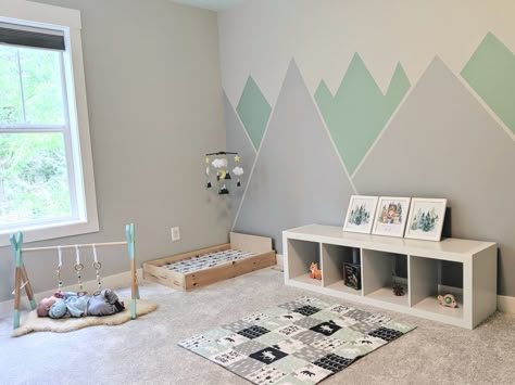 Montessori Bedroom Newborn, Montessori Newborn Nursery, Infant Floor Bed, Montessori Nursery Infant Room, Montessori Nursery Ideas, Baby Room Montessori, Floor Bed Baby, Montessori Bedroom Baby, Tour Montessori