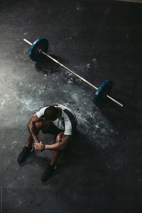 Young, fit black man recovering after training hard in fitness gym - lifting weights by Rob and Julia Campbell for Stocksy United Fotografia Crossfit, Crossfit Photography, Fitness Studio Training, Gym Photoshoot, Gym Photography, Basketball Nike, Gym Poster, Muscle Abdominal, Sport Model