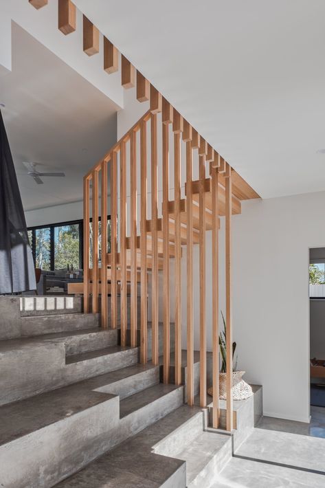 Dwell - A Crisp, New Home Rises Around an Existing Pool in Australia درج السلم, Building Stairs, Oak Stairs, Wood Railing, Concrete Stairs, Stairs Design Modern, Staircase Railings, Home Stairs Design, Modern Stairs