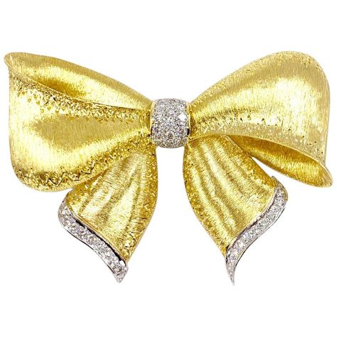 Large 18 Karat Gold And Diamond Bow Brooch Diamond Bows, Bow Brooch, Bow Jewelry, Italian Jewelry, Diamond Brooch, Fine Jewels, Fine Jewelry Designers, High Jewelry, Brilliant Cut Diamond