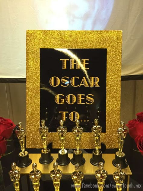 Hollywood Party Diy Decor, Prom Ideas Theme Hollywood Glamour, Hollywood Movie Party Ideas, Oscars Birthday Party Theme, Red Carpet Party Theme Decoration, Red Carpet New Years Eve Party Ideas, Red Carpet Party Aesthetic, Movies Birthday Party Ideas, Oscar Birthday Party Ideas