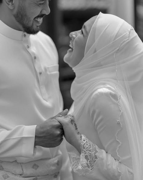 Dreamy Wedding Photoshoot, Modest Wedding Photography, Wedding Candid Photos, Nikah Photos, Akad Nikah Photography, Pose Foto Pernikahan, Nikah Photoshoot, Gambar Kahwin, Foto Akad