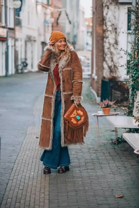 My favorite bohemian winter styles I have been wearing this winter! Bohemian Style Winter, Winter Hippie, Bohemian Schick, Casual Boho Outfits, Look Hippie Chic, Boho Winter Outfits, Bohemian Winter, Looks Adidas, 00s Mode