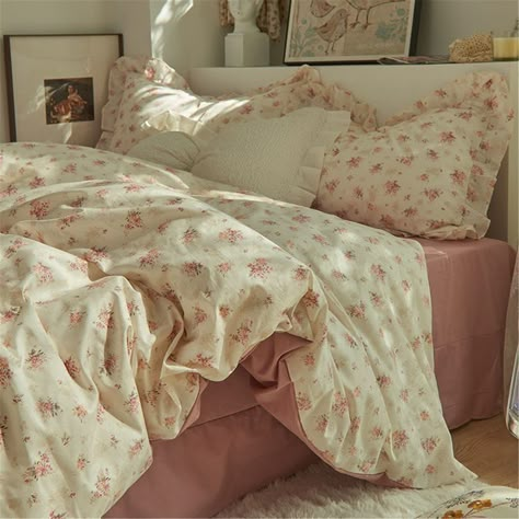 Cottage Core Bedroom Aesthetic Pink, Cottage Core Pink Room, Light Pink Room Aesthetic Vintage, Dainty Floral Bedding, Cozy Aesthetic Bedroom Vintage, Pink Floral Bed Sheets, Girly Bedsheets, Warm Bedding Ideas, Flower Bedding Aesthetic