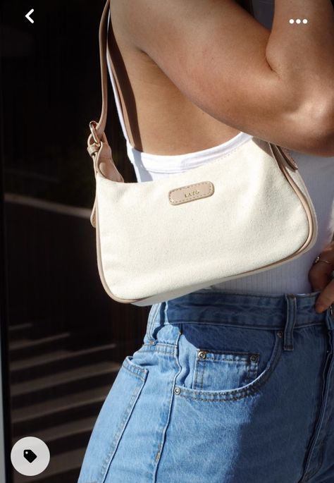 Small Purse Aesthetic, Corset Baggy Jeans, Small Purse Outfit, Shoulder Purse Outfit, Mini Shoulder Bag Outfit, Small Shoulder Bag Outfit, Small Bag Outfit, Beige Bag Outfit, Baguette Bag Outfit