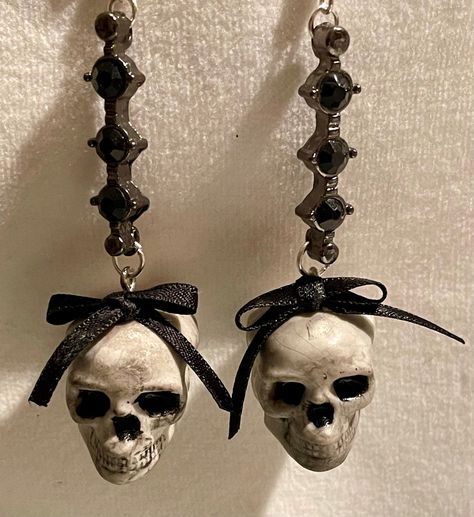 Cute Gothic Accessories, Goth Silver Jewelry, Goth Earrings Aesthetic, Goth Earrings Diy, Goth Sculpture, Goth Accessories Jewellery, Sculpture David, Goth Jewellery, Skull Earring