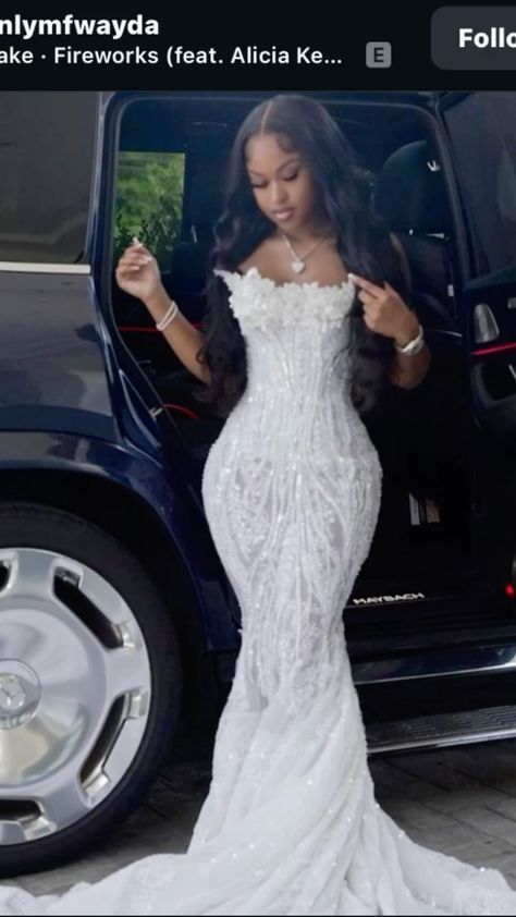 Senior Prom Dress Ideas, White Prom Dresses Black Women, Hood Prom, Prom Corset Dress, Exotic Prom Dresses, White Prom Dresses, Classy Prom, Prom Inspiration, White Prom