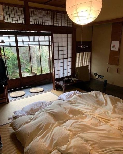 Japan Apartment Aesthetic, Traditional Japanese Bedroom, Japan Apartment, Japan Room, Japanese Style Bedroom, Red Bedroom Decor, Traditional Japanese Home, Small House Blueprints, House Traditional