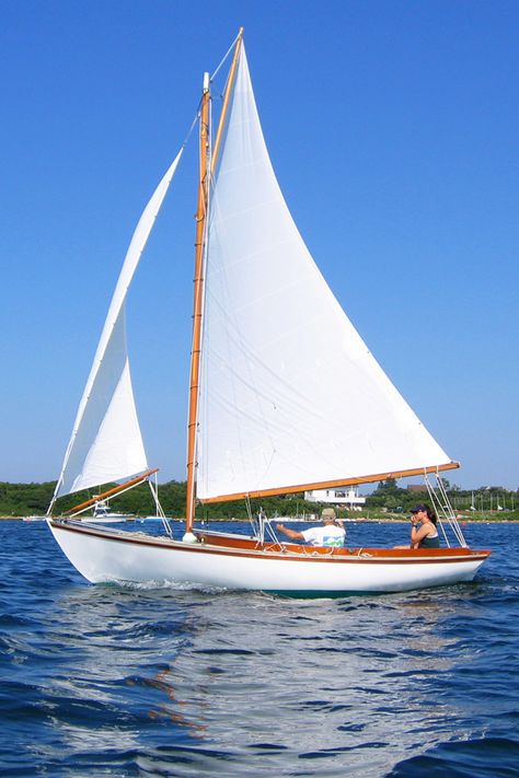 Carl Kaufmann’s CHIPS is a Block Island 19, a handsome daysailer that he designed and built on Rhode Island’s Block Island. Carl makes guitars and other stringed instruments and brings that level of craftsmanship to his boatbuilding. #sailboat #boatbuilding #sailing #boats #smallboats Yacht Aesthetic, Yatch Boat, Classic Sailboat, Best Yachts, Sailboat Yacht, Sailing Art, Music Happy, Sailboat Painting, Yacht Interior