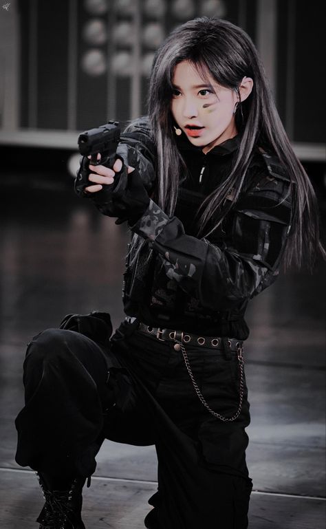 Gangster Outfit, Mafia Queen, Spy Outfit, Tomboy Aesthetic, Dark Feminine Aesthetic, Tomboy Outfits, Dark Feminine, Feminine Aesthetic, Pose References