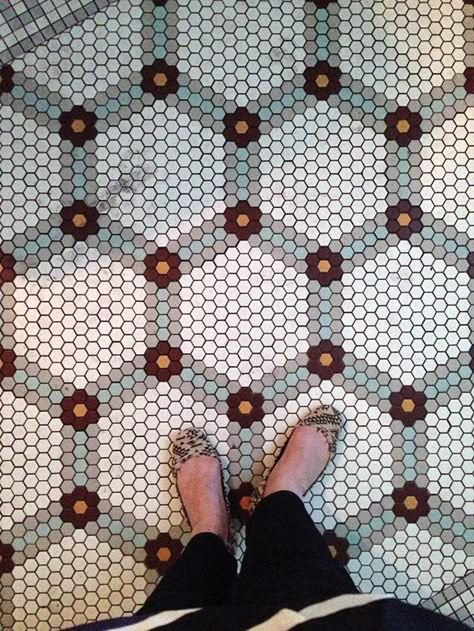 Hexagon Tile Pattern, Patterned Bathroom Tiles, Tile Design Pattern, Hex Tile, Motif Art Deco, Hexagon Quilts, Ceramic Floor Tile, Hexagon Tile, Penny Tile