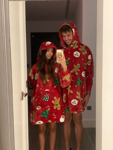 Boyfriend Christmas Gift Ideas Aesthetic, Christmas Aesthetic Couple Goals, Couple Ideas Christmas, Couple Goal Christmas Pictures, Christmas Couple Astethic, Xmas Couple Aesthetic, Cute Couple Holiday Pictures, Cute Christmas Couple Ideas, Matching Xmas Pajamas Couple