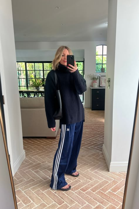 Navy Adidas Pants Outfit, Adidas Bottoms Outfit, Flared Track Pants Outfit, Tracksuit Pants Outfit Women, Track Pants Winter Outfit, Tracksuits Outfit, Tracksuit Style, Adidas Track Pants Outfit Winter, Tracksuit Bottoms Outfit