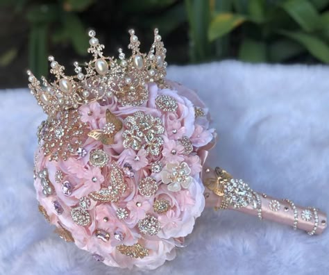 Blush Quinceanera Decorations, Quinceñera Bouquets Pink, Pink And Gold Quince Tiara, Quinceanera Accessories Pink, Crown Quinceanera Theme, Quince Pink And Gold Theme, Quince Money Box Ideas Pink, Rose Gold Quinceanera Bouquet, Sweet 16 Rose Gold Dress