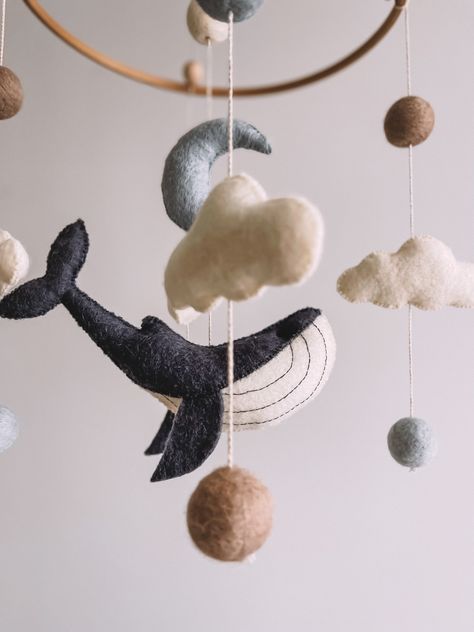 Whale Mobile, Fish Mobile, Diy Baby Mobile, Moon Baby, Felt Mobile, Butterworth, Creative Clothing, Diy Mobile, Baby Crib Mobile