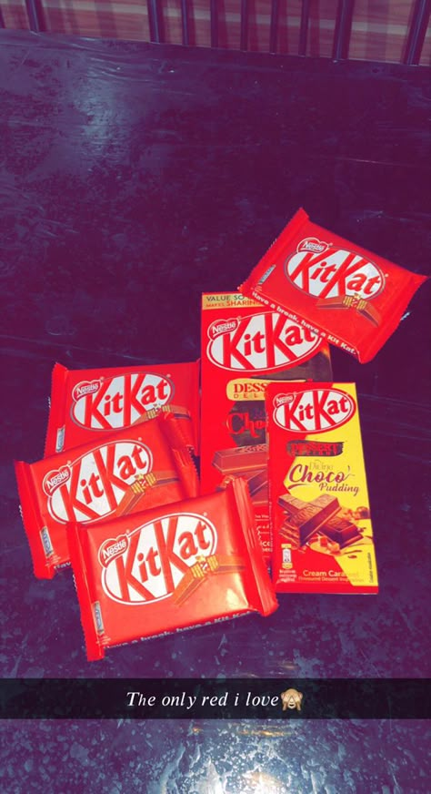 Kitkat Snapchat Story, Kitkat Snap Streak, Chocolate Streaks Snapchat, Chocolate Captions For Snapchat, Kitkat Snap, Chocolate Captions For Instagram, Chocolate Snapchat, Chocolate Snap, Creative Snaps For Snapchat