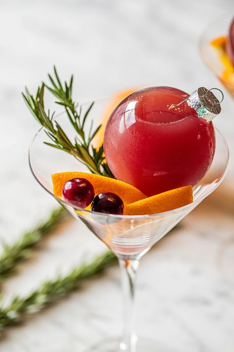 Ornamentini Cocktail, Christmas Cocktail Party Appetizers, Christmas Martini, Christmas Party Ideas, Christmas Cocktail Party, Cocktail Serving, Holiday Dinner Party, Christmas Dinner Party, Christmas Cocktail