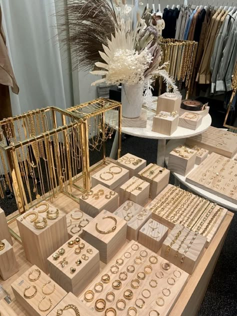 Earring Display For Boutique, Jewerly Displays Ideas, Jewelry Display Table Ideas, Jewelry Pop Up Store, Pop Up Jewelry Shop, Jewelry Store Aesthetic, Jewelry Pop Up Shop Display Ideas, Jewelry Market Displays, Store Jewelry Display