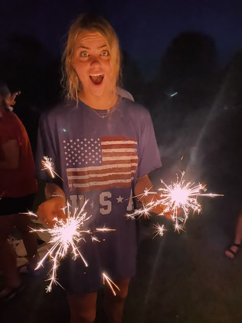 Forth Of July Poses, 4th Of July Poses For Instagram, 4th Of July On The Beach, Aesthetic 4th Of July Pics, Forth Of July Photo Ideas, 4th Of July Astetic Photos, 4th Of July Poses With Friends, 4th Of July Things To Do With Friends, Fourth Of July Ideas With Friends